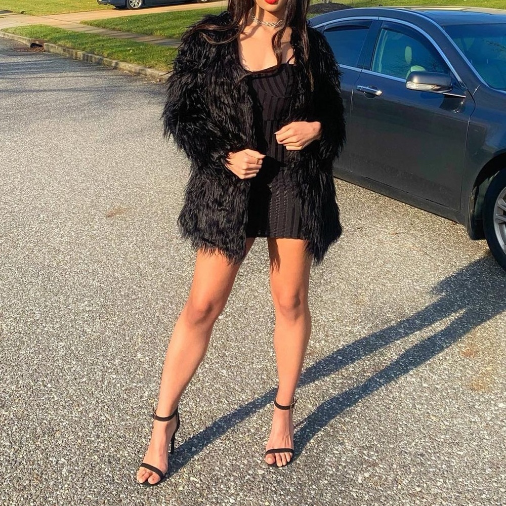 NWOT Faux Feather Black Oversized Coat - Picture 3 of 6